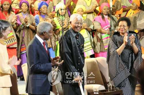 넬슨 만델라(가운데)의 생전 모습