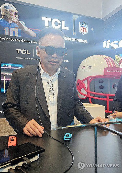 AR 글라스 써보는 리둥성 TCL 회장(라스베이거스=연합뉴스) 조성미 기자 = 리둥성 TCL 회장이 6일 오후(현지시간) 미국 네바다주 라스베이거스 컨벤션센터 TCL부스를 찾아 AR 글라스를 착용해보고 있다. 2025.1.7 csm@yna.co.kr