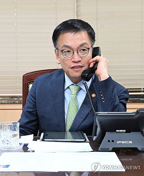 최상목 권한대행, 체코 총리와 통화(서울=연합뉴스) 한상균 기자 = 최상목 대통령 권한대행 부총리 겸 기획재정부 장관이 8일 정부서울청사에서 페트르 피알라 체코 총리와 통화하고 있다. 2025.1.8 [기재부 제공. 재판매 및 DB 금지] xyz@yna.co.kr