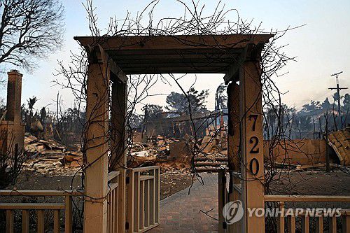 산불에 휘말려 폐허가 된 LA의 한 주택(퍼시픽 팰리세이즈 AFP=연합뉴스) 8일(현지시간) 미국 캘리포니아 퍼시픽 팰리세이즈 지역을 덮친 산불로 전소된 한 주택의 폐허. 2025.1.8