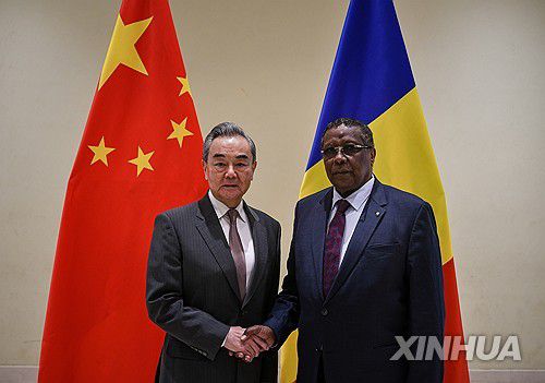 왕이 중국 외교부장과 압데라만 쿨라말라 차드 외무장관[신화=연합뉴스]