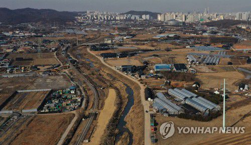 광명ㆍ시흥에 6번째 3기 신도시 조성(시흥=연합뉴스) 홍기원 기자 = 정부가 수도권 주택 공급을 확충하기 위해 광명ㆍ시흥을 6번째 3기 신도시로 선정했다. 이는 지금까지 나온 3기 신도시 중 최대 규모로, 서울과 인접한 서남부축 발전의 거점이 되는 자족도시로 조성된다. 사진은 시흥시 과림동 및 광명시 노온사동 일대 모습. 2021.2.24 [연합뉴스 사진. 재판매 및 DB 금지]