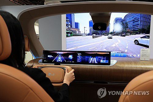 LG전자 전시관에서 인캐빈 센싱 설루션 체험(라스베이거스=연합뉴스) 신현우 기자 = 세계 최대 가전·정보기술(IT) 전시회 CES 2025 개막을 하루 앞둔 6일 오전(현지시간) 미국 네바다주 라스베이거스 컨벤션센터(LVCC) 센트럴홀에서 열린 LG전자 전시관 사전 공개 행사에서 미디어 관계자가 AI 기반 콘셉트 차량에 탑승해 인캐빈 센싱 설루션을 체험하고 있다.     LG전자는 '공감지능(AI)과 함께하는 일상의 라이프스 굿'을 주제로 전시관을 운영한다. 2025.1.7 nowwego@yna.co.kr