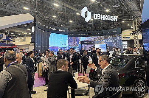 CES 2025 모빌리티 부스 모습(라스베이스거스=연합뉴스) 강태우 기자 = 7일(현지시간) 미국 라스베이거스 컨벤션센터 웨스트홀에 있는 모빌리티 업체 전시관에 취재진과 방문객들이 모여 있다. 2025.1.8 burning@yna.co.kr