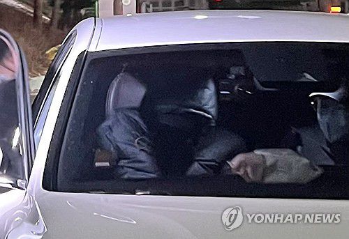 남부구치소에서 나온 '건진법사' 전성배 씨(서울=연합뉴스) 최윤선 기자 = 2018년 지방선거 예비 후보자로부터 불법 정치자금을 수수한 혐의를 받는 '건진법사' 전성배 씨가 9일 오후 구속영장이 기각된 직후 서울 구로구 남부구치소를 나와 차량에 탑승하고 있다. 2025.1.9 ysc@yna.co.kr