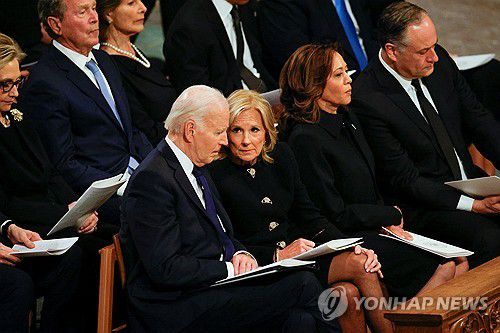 바이든 대통령 부부와 해리스 부통령 부부[워싱턴 AP=연합뉴스. 재판매 및 DB 금지]