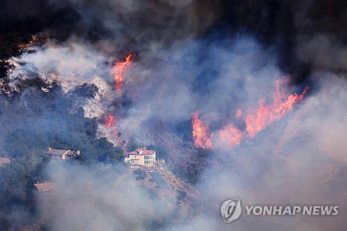 9일(현지시간) LA 서부 산지에서 확산 중인 '팰리세이즈 산불'[AFP=연합뉴스. 재판매 및 DB 금지]