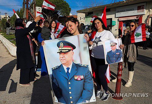 조제프 아운의 대통령 당선 축하하는 레바논인들[로이터=연합뉴스]