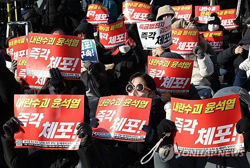 대통령 관저 앞 체포 촉구 집회(서울=연합뉴스) 김성민 기자 = 9일 오후 서울 용산구 한남동 대통령 관저 인근에서 윤석열 대통령 체포 촉구 집회가 열리고 있다. 2025.1.9 ksm7976@yna.co.kr