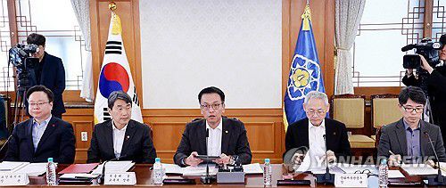 사회분야 주요 현안 해법회의, 발언하는 최상목 권한대행(서울=연합뉴스) 홍해인 기자 = 최상목 대통령 권한대행 부총리 겸 기획재정부 장관이 10일 정부서울청사에서 열린 '주요 현안 해법회의(사회1 분야)'를 주재하고 있다.      왼쪽부터 조규홍 보건복지부 장관, 이주호 사회부총리 겸 교육부 장관, 최 권한대행, 유인촌 문화체육관광부 장관, 김완섭 환경부 장관. 2025.1.10 hihong@yna.co.kr