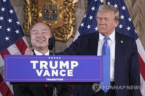 지난달 16일 트럼프 당선인 옆에서 투자 계획 발표한 손정의(좌)[AP 연합뉴스 자료사진. 재판매 및 DB 금지]