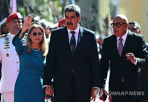 대통령 취임 선서 위해 국회 찾은 베네수엘라 마두로(가운데)(카라카스 AFP=연합뉴스) 니콜라스 마두로 베네수엘라 대통령(가운데)이 10일(현지시간) 대통령 취임 선서를 위해 카라카스에 있는 국회의사당에 들어서고 있다. 오른쪽부터 호르헤 로드리게스 국회의장, 마두로 대통령, 실리아 플로레스 영부인. 2025.1.11