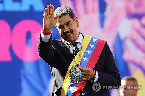10일(현지시간) 대통령 취임식(3연임) 후 지지자를 향해 손 흔드는 마두로[카라카스 EPA=연합뉴스. 재판매 및 DB 금지]