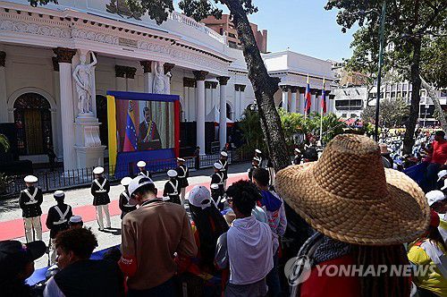 대형 스크린으로 마두로 취임 연설 듣는 지지자들[카라카스 로이터=연합뉴스. 재판매 및 DB 금지]