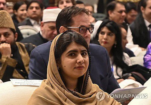 말랄라 유사프자이파키스탄 여성교육 운동가인 말랄라 유사프자이(가운데)가 지난 11일 파키스탄 수도 이슬라마바드에서 개막한 무슬림 여성교육에 관한 국제회의에 참석하고 있다. [AFP 연합뉴스 자료사진. 재판매 및 DB 금지]