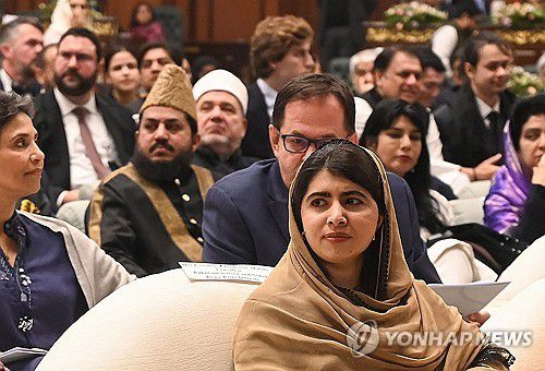 무슬림 여성교육 국제회의에 참석한 말랄라 유사프자이(가운데)[AFP 연합뉴스 자료사진. 재판매 및 DB 금지]