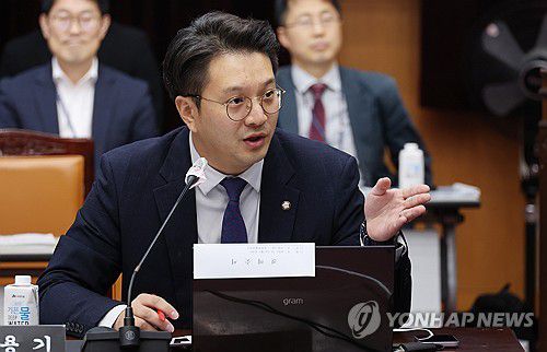 질의하는 민주당 전용기 의원[연합뉴스 자료사진]