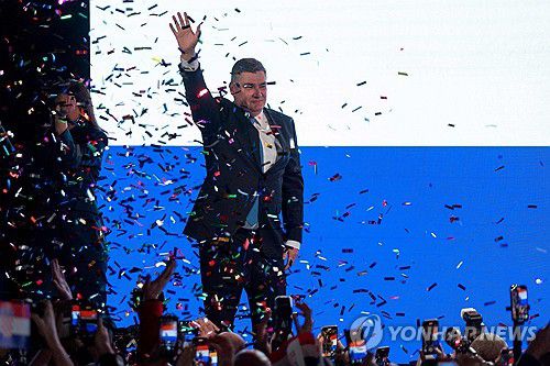 연임 성공한 조란 밀라노비치 크로아티아 대통령(자그레브 AFP=연합뉴스) 2025년 1월 12일 조란 밀라노비치 크로아티아 대통령이 압승을 전망하는 출구조사 결과가 나온 직후 지지자들에게 인사하고 있다. (Photo by DAMIR SENCAR / AFP) 2025.1.13.