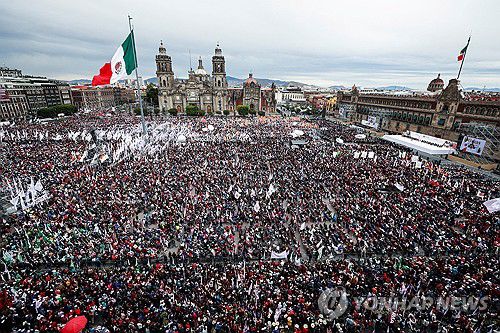 멕시코시티 소칼로 광장을 가득 메운 멕시코 대통령 지지자(멕시코시티 로이터=연합뉴스) 12일(현지시간) 멕시코시티 소칼로 광장에 마련된 클라우디아 셰인바움 대통령 취임 100일 기념 행사장에 대통령 지지자들이 가득 들어차 있다. 2025.1.13
