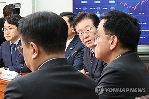 최상목 권한대행과 면담하는 이재명 대표(서울=연합뉴스) 김주성 기자 = 더불어민주당 이재명 대표가 13일 서울 여의도 국회에서 더최상목 대통령 권한대행 부총리 겸 기획재정부 장관과 면담하고 있다. 2025.1.13 utzza@yna.co.kr