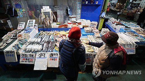 설 명절 앞두고 치솟는 수산물 가격(서울=연합뉴스) 서대연 기자 = 수산물 가격이 치솟는 가운데 13일 서울 시내 한 전통시장 상점에 고등어 등 수산물이 놓여 있다.      통계청에 따르면 12월 전체 소비자물가지수는 전년 동월 대비 1.9% 올랐는데 수산물 물가 상승률은 3.1%로 훨씬 높았다. 농산물 물가 상승률 2.6%보다도 높은 수치다. 2025.1.13 dwise@yna.co.kr