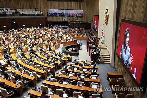 질문하는 나경원 의원(서울=연합뉴스) 김주성 기자 = 국민의힘 나경원 의원이 9일 오후 '윤석열 대통령 위헌적 비상계엄 선포 내란혐의 및 제주항공 여객기 참사 진상규명'과 관련 긴급현안질문이 진행된 국회 본회의에서 질문하고 있다. 2025.1.9 utzza@yna.co.kr