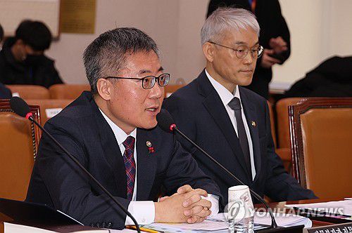 답변하는 김석우 법무장관 직무대행(서울=연합뉴스) 김주성 기자 = 김석우 법무부 장관 직무대행이 13일 국회 법제사법위원회 전체회의에서 위원 질의에 답하고 있다. 2025.1.13 utzza@yna.co.kr