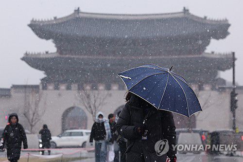 서울에 내리는 눈(서울=연합뉴스) 김성민 기자 = 13일 오후 서울 종로구 광화문광장에서 시민들이 눈을 피해 이동하고 있다. 2025.1.13 ksm7976@yna.co.kr