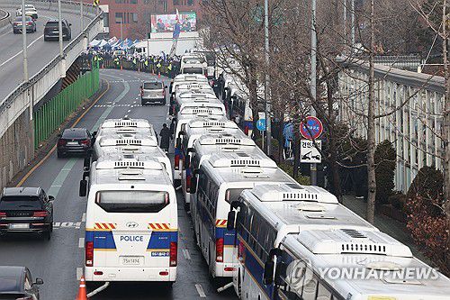 경찰버스 줄 지어있는 관저 앞(서울=연합뉴스) 류영석 기자 = 윤석열 대통령의 체포영장 유효기간 만료일인 6일 오전 서울 용산구 한남동 대통령 관저 입구 주변에 경찰버스들이 줄지어 서 있다. 2025.1.6 ondol@yna.co.kr