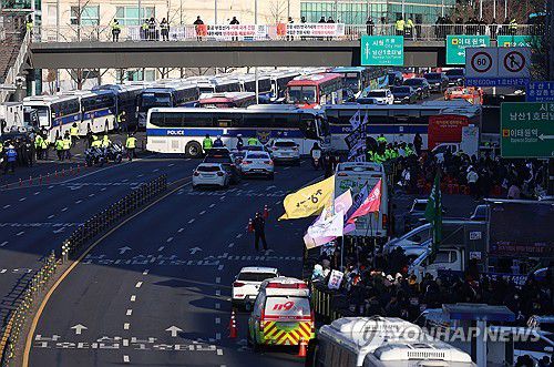 한남동 관저 앞 경찰버스(서울=연합뉴스) 김도훈 기자 = 윤석열 대통령 2차 체포영장 집행이 실시된 15일 서울 용산구 한남동 대통령 관저 앞에서 경찰 버스가 이동하고 있다. 2025.1.15 superdoo82@yna.co.kr