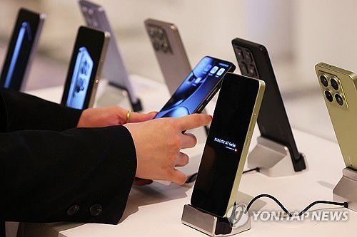 샤오미 스마트폰 '샤오미 14T' 출시(서울=연합뉴스) 진연수 기자 = 15일 서울 종로구 포시즌스 호텔에서 열린 샤오미코리아 법인 설립 후 첫 기자간담회에 한국에서 선보이는 첫 스마트폰 샤오미 14T가 전시되어 있다. 2025.1.15 jin90@yna.co.kr