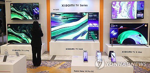 샤오미, 한국 출격…스마트폰·TV·로봇청소기 오늘부터 순차출시(서울=연합뉴스) 진연수 기자 = 15일 서울 종로구 포시즌스 호텔에서 열린 샤오미코리아 법인 설립 후 첫 기자간담회에 샤오미의 TV A 시리즈, TV A 프로 시리즈 등 TV 제품이 전시되어 있다. 2025.1.15 jin90@yna.co.kr