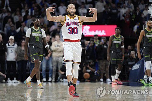 3점포 직후 세리머니 하는 커리[AP=연합뉴스]