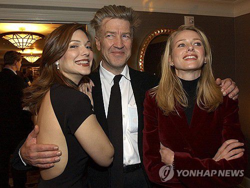 2002년 데이비드 린치 감독과 그의 영화 '멀홀랜드 드라이브' 주연배우 로라 해링(왼쪽), 나오미 왓츠(오른쪽) [AP 연합뉴스 자료사진. 재판매 및 DB 금지]