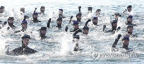 해군 SSU 혹한기 훈련(창원=연합뉴스) 김동민 기자 = 해군 심해잠수사(SSU) 부대원들이 '큰 추위'라는 뜻의 절기 대한을 사흘 앞둔 17일 경남 창원시 진해구 진해 군항에서 혹한기 훈련 전투 수영 중 군가를 부르고 있다. 2025.1.17 image@yna.co.kr