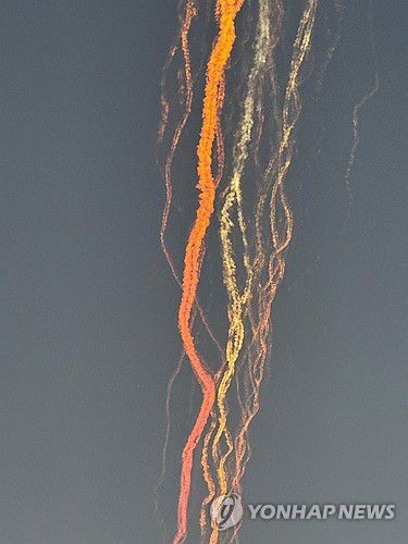 16일 스타십의 폭발한 잔해가 떨어지는 모습 [Greg Blee/AFP=연합뉴스. 재판매 및 DB 금지]