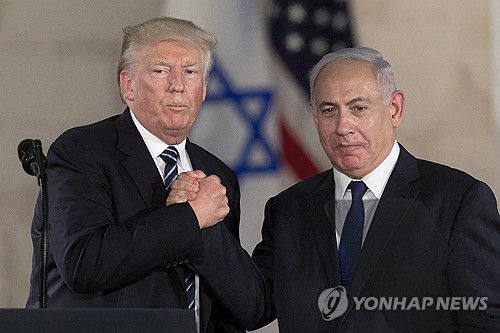 2017년 예루살렘에서 손을 맞잡은 도널드 트럼프 당시 미 대통령과 베냐민 네타냐후 이스라엘 총리[AP 연합뉴스 자료사진. 재판매 및 DB 금지]