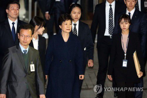 영장심사 마치고 대기장소로 이동하는 박근혜 전 대통령뇌물수수 등 혐의로 구속영장이 청구된 박근혜 전 대통령이 2017년 3월 30일 오후 서울 서초구 서울중앙지법에서 열린 구속 전 피의자심문(영장실질심사)를 마친 뒤 법원을 나서고 있다. [연합뉴스 자료사진]