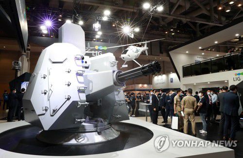 국제해양방위산업전에 전시된 CIWS-Ⅱ 모형[연합뉴스 자료사진]