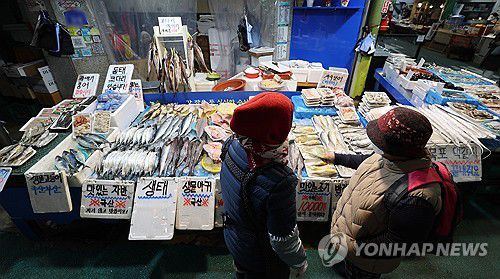 설 명절 앞두고 수산물 살펴보는 시민들[연합뉴스 자료 사진]