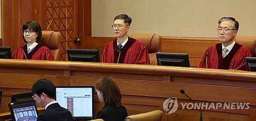 심판정에 앉은 헌법재판관들(서울=연합뉴스) 이정훈 기자 = 윤석열 대통령 탄핵 심판의 두번째 변론기일인 지난 16일 오후 서울 종로구 헌법재판소에 이미선(왼쪽부터), 문형배, 김형두 헌재 재판관들이 심판정에 앉아 있는 모습 [연합뉴스 자료사진]