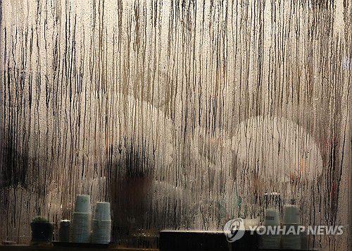 겨울철 국밥집의 김 서림(부산=연합뉴스) 강선배 기자 = 19일 오후 부산 수영구의 한 국밥집 유리창이 내부와 외부의 온도 차로 뿌옇게 김이 서려 있다. 2025.1.19 sbkang@yna.co.kr