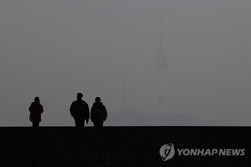 희미한 남산타워(서울=연합뉴스) 강민지 기자 = 초미세먼지 농도가 '나쁨' 수준을 보인 20일 오후 서울 용산구 국립중앙박물관에서 남산타워가 희미하게 보인다. 2025.1.20 mjkang@yna.co.kr