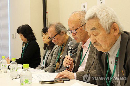 한일 기본조약 해석 문제 제기하는 일본 지식인들(도쿄=연합뉴스) 박상현 특파원 = 오카모토 아쓰시 전 월간 '세카이' 편집장(오른쪽 두번째)과 와다 하루키 도쿄대 명예교수(가운데) 등 일본 지식인과 문화인들이 20일 도쿄 중의원 제2의원회관에서 기자회견을 열어 60주년을 맞은 한일 기본조약의 한일 간 해석 차이를 줄여야 한다고 주장하고 있다. 2025.1.20 psh59@yna.co.kr