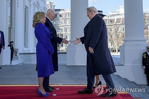 바이든 대통령 부부와 트럼프 당선인 부부[워싱턴 AP=연합뉴스. 재판매 및 DB 금지]