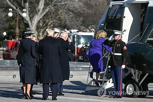 트럼프 환송 받으며 美 의회 떠나는 바이든[워싱턴=AFP 연합뉴스. 재판매 및 DB 금지]