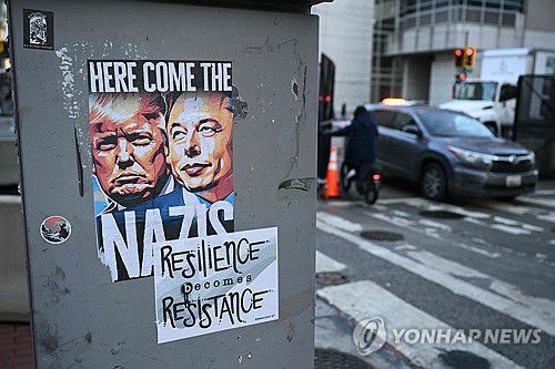 워싱턴DC에 나붙은 도널드 트럼프와 일론 머스크를 그린 포스터[AFP 연합뉴스 자료사진. 재판매 및 DB 금지]