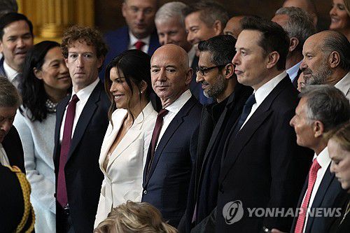 취임식에 참석한 빅테크 CEO들(워싱턴 AP=연합뉴스) 20일(현지시간) 도널드 트럼프 미국 대통령 취임식에 참석한 마크 저커버그, 제프 베이조스, 순다르 피차이, 일론 머스크. 2025.1.20