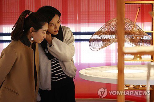 '시간의 마법사: 다른 세계를 향해' 특별전시(서울=연합뉴스) 진연수 기자 = 18일 오후 서울 중구 덕수궁 덕홍전에서 열린 '시간의 마법사: 다른 세계를 향해' 특별 전시에서 관람객들이 작품을 살펴보고 있다. 이번 전시는 넥슨재단의 사회공헌 사업 '보더리스 프로젝트'의 하나로 국가무형유산 공예분야 전승자와 현대 공예작가 10인이 참여해 넥슨의 게임 지식재산권(IP)에서 영감을 받아 제작한 공예품을 선보인다. 2024.11.18 jin90@yna.co.kr