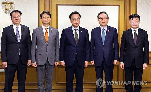 최상목 권한대행, 대외경제현안 간담회(서울=연합뉴스) 한상균 기자 = 최상목 대통령 권한대행 부총리 겸 기획재정부 장관이 21일 서울 세종로 정부서울청사에서 대외경제현안 간담회 참석자들과 기념촬영을 하고 있다.      왼쪽부터 방기선 국무조정실장, 안덕근 산업통상자원부 장관, 최 대통령 권한대행, 조태열 외교부 장관, 성태윤 대통령실 정책실장. 2025.01.21 [대통령실통신사진기자단] xyz@yna.co.kr